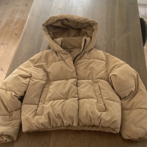 Täckjacka Zara beige - Lite använd. Söm vid vänster ficka har släppt lite i ovankant, se bild.