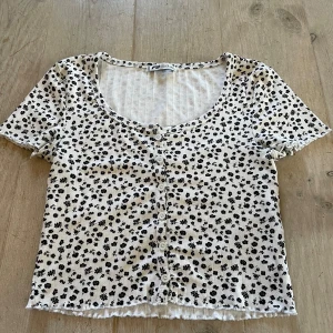 Blommig t-shirt - En fin svart/vit blommig T-shirt