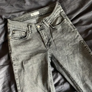 Low waist jeans gina tricot  - Säljer dessa jeans ifrån gina tricot i storlek 36, jeansen är i fint skick. Säljer pga att de är för stora för mig. Sparsamt använda. Jeansen är uppsydda men går att sprätta upp de till original längd. Köpta för 500kr