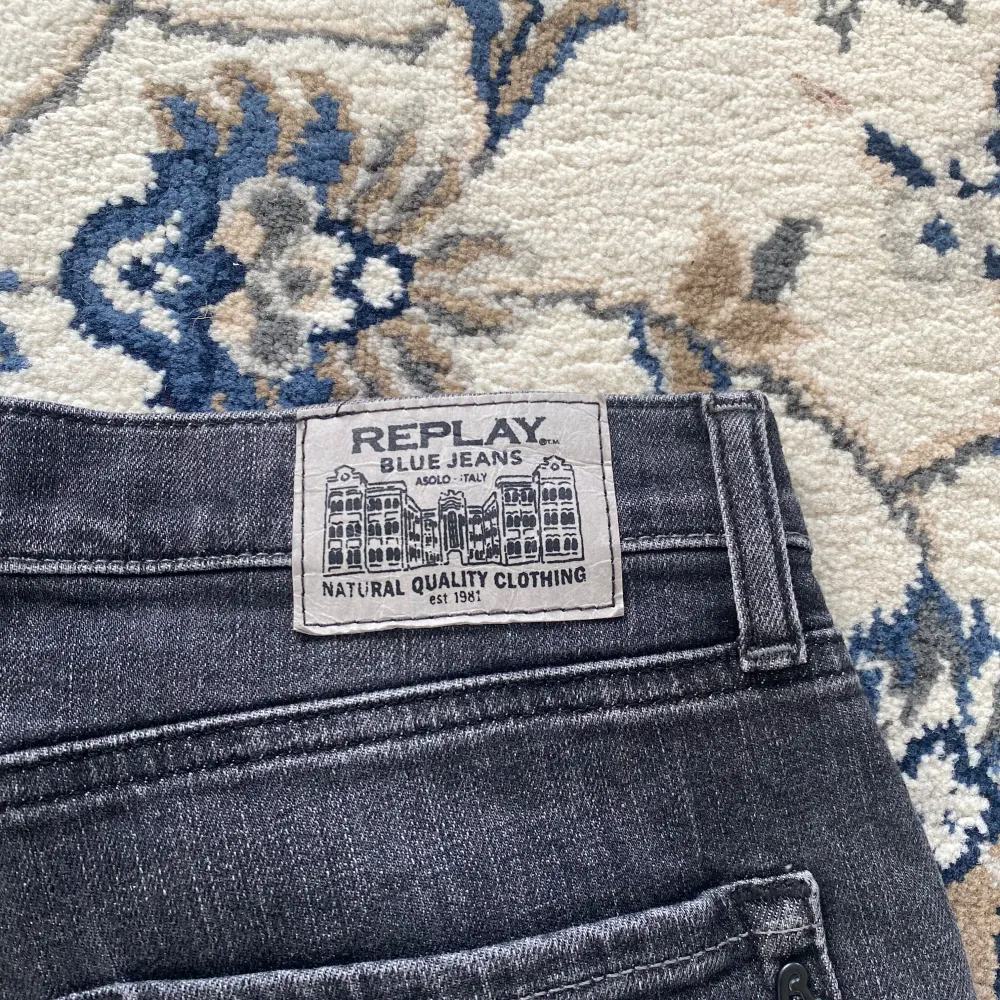 Jag säljer dessa helt oanvända Replay jeans för 599kr! Nypris: 1199. Har aldrig använt dem då dem har varit för stora. Storleken är 164. Hör av er vid frågor! . Jeans & Byxor.