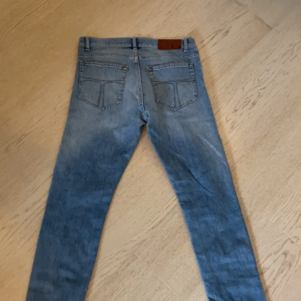 Tjo säljer dessa stilrena jeans då dem är för små. Storleken är 30/32 och sitter jävligt bra. Dem är även i modellen skinny.. Jeans & Byxor.