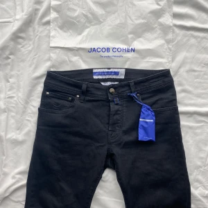 Jacob Cohen Jeans - Säljer mina Jacob Cohen Nick 622 Jeans i storlek 30. Skick 10/10, aldrig använda. Allt original medföljer (påse, snören och scarf). Nypris 5000kr, mitt pris 2500. Hör av er vid frågor!