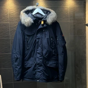 Parajumpers jacka  - Schysst jacka till vintern. Jätte bra skick. Storlek M. Det är det speciella svarta Parajumpers märket och inte de original röda. Otroligt mycket och stora fickor. Varm jacka, äkta päls. Den har QR kod som visar att den är äkta. Skriv för mer info.