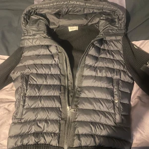 Moncler  - Säljer min Moncler jacka Stolek s passar xs oxå, har haft den i 6 månader!