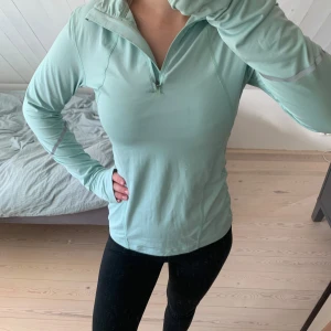 Lullulemon liknande tränings tröja - Säljer denna mintgröna/ pastellgröna tränings tröjan. Säljer då den inte kommer till användning💚