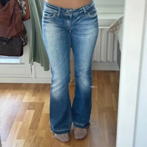 Only jeans. Low waist bootcut  - Hej! Säljer just nu dessa lowwaist bootcut jeansen då dem tyvärr va för korta på mig. (Lånade bilder) för fler frågor skriv privat 💗