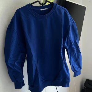 Blå sweatshirt från MNG - Säljer en snygg blå sweatshirt från mango. Den är perfekt för både vardag och chill dagar. Passar perfekt till jeans eller leggings för en avslappnad look. Större i storleken 