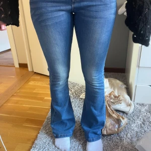 Lågmidjade jeans bootcut  - Lågmidjade bootcut jeans i storlek 164 men passar xs-s! Resor i midjan så midjemåttet kan ändras 
