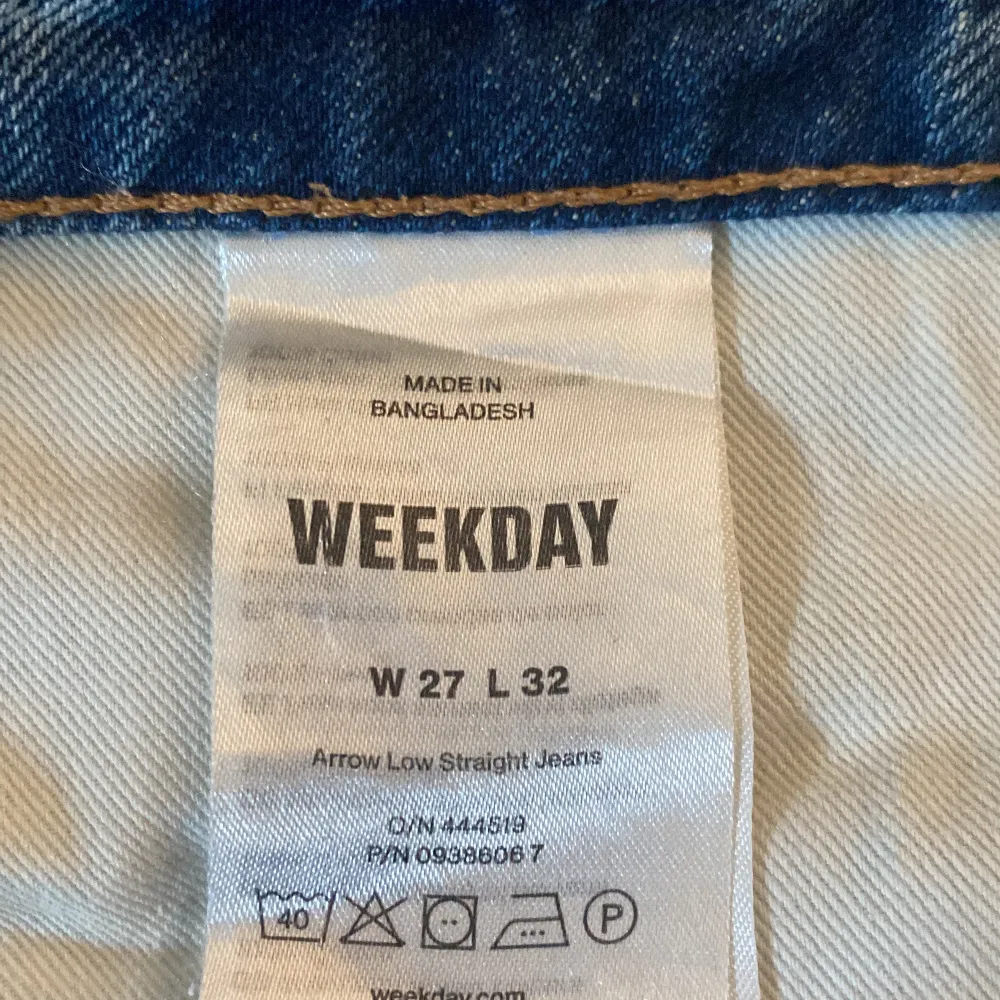 Säljer mina Weekday jeans som har blivit för små. Strl är W:27 och L:32. De är i väldigt fint skick men har en liten fläck på baksidan- som man ej tänker på. Jeans & Byxor.