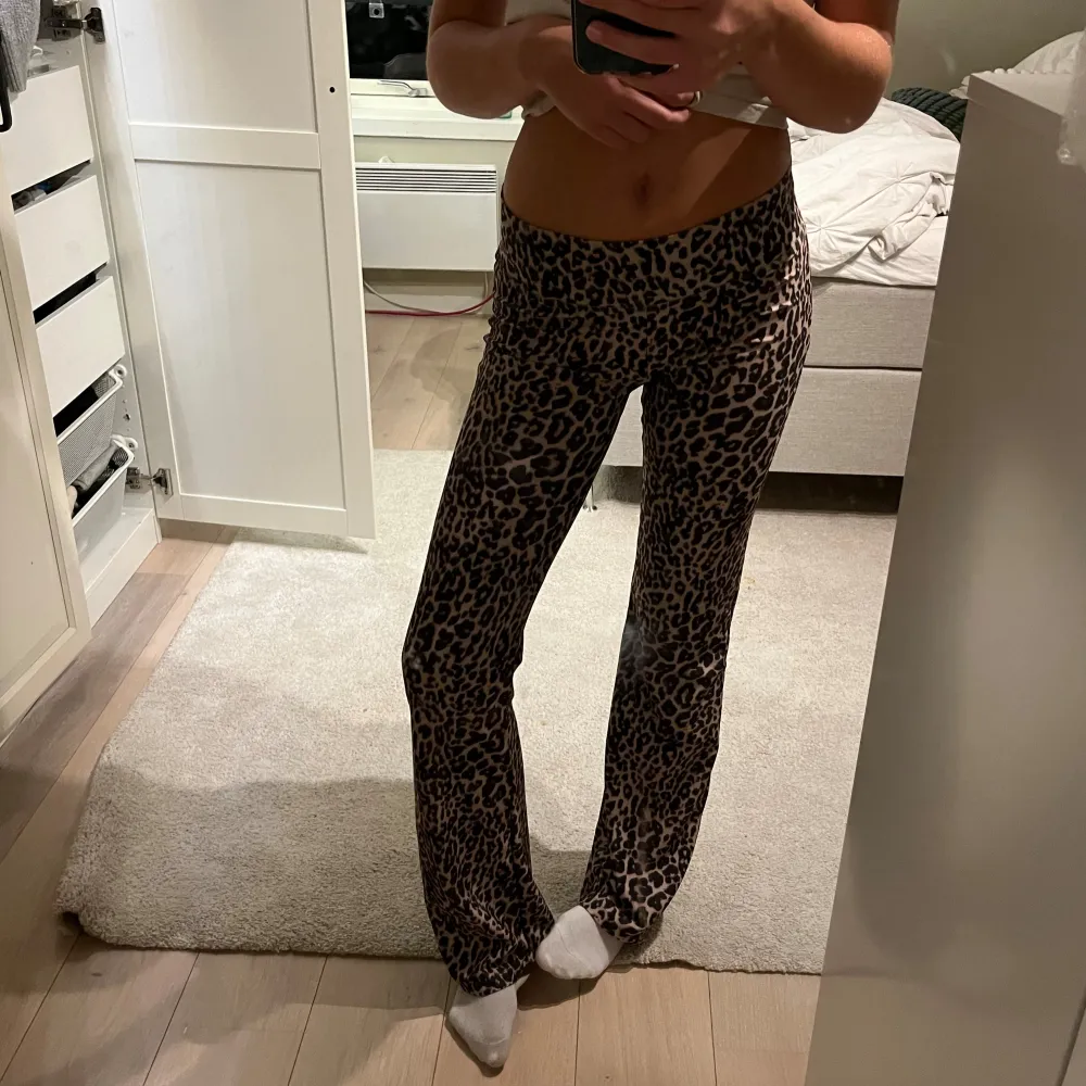 Säljer ett par snygga leopardmönstrade byxor som är perfekta för en trendig look. De är lågmidjade😍. Jeans & Byxor.