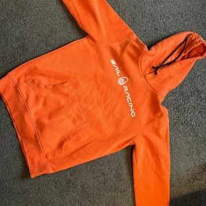 Sail Rasing strl s - Skön fin hoodie i näst intill nyskick. Sonen gillade inte färgen så använd Max ngn gång. 