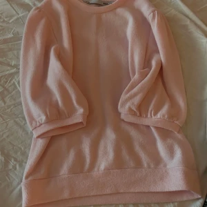 Rosa tröja - Säljer denna rosa trekvartsärmade tröjan från lager157 då den aldrig kommer till användning. Jätte skönt material. Tyvärr så vet jag ej nyrpriset men säljer för 80kr
