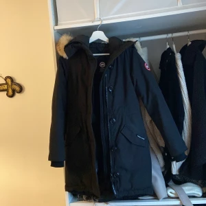 Canada Goose Rossclair Parka - Sparsamt använd, köpt 3 år sedan på NK   Nypris 10 700kr