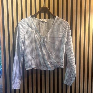 Randig blus/topp - Randig blus , knappt använda 