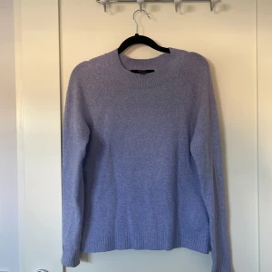 Stickad tröja - Stickad tröja i en blå lila nyans från Vero Moda i storlek Xs. Använd fåtal gånger och syns inte mycket på plagget.  