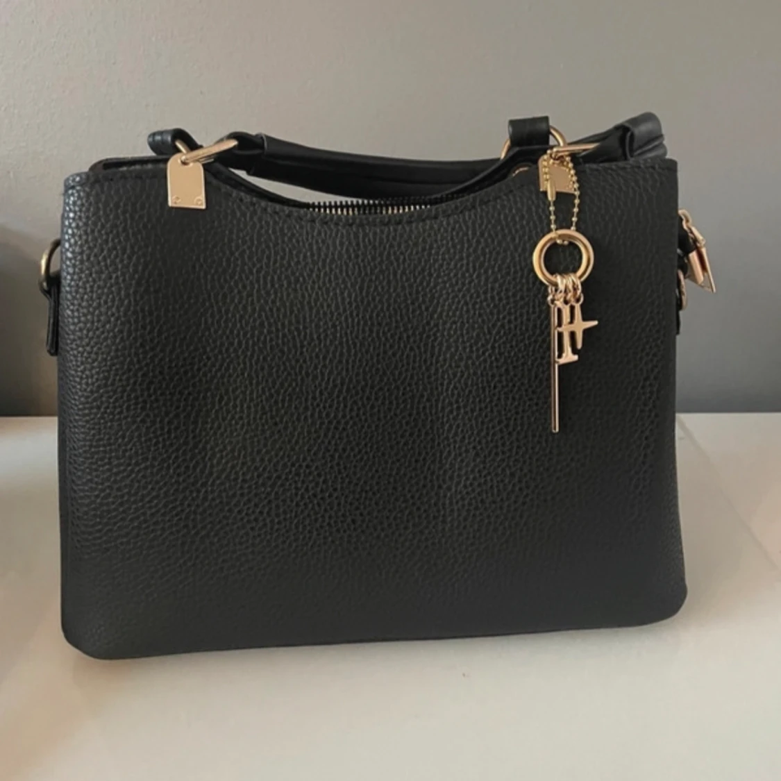 Fin nya väska med gulddetalj