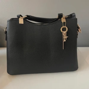 Fin nya väska med gulddetalj - Helt ny handväska med gulddetalj med flera fack.