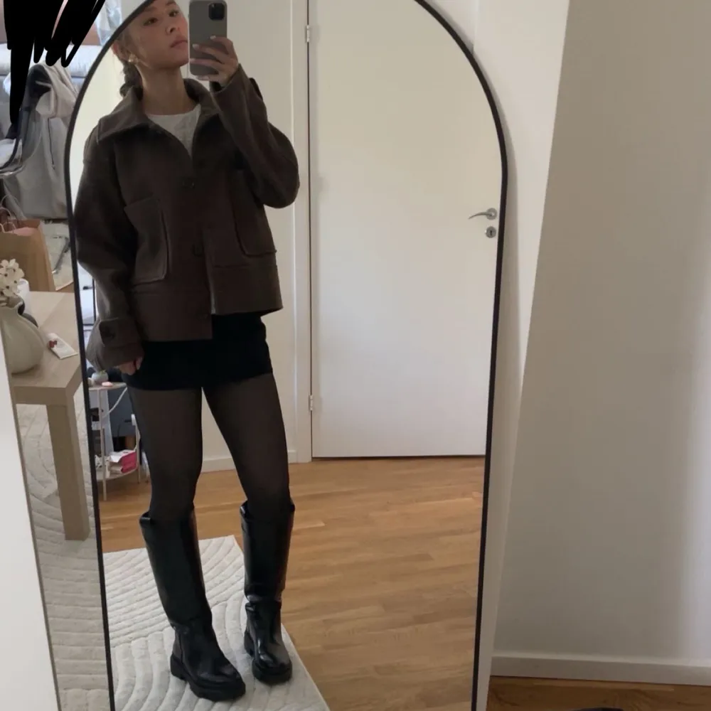 Jacka köpt förra året från plick för 600! Orginalpris 900! Från lindex och storlek S. Jag brukar ha storlek xs!. Takit.