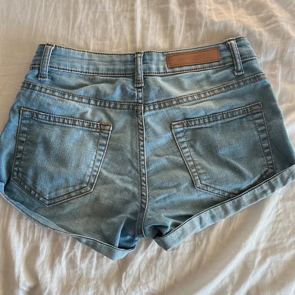 Jättesnygga lågmidjade shorts💞 Är i storlek 32, vilket motsvarar ungefär xxs-xs. Har tyvärr inga bilder med de på då de är för små för mig! Skriv till mig för fler frågor, bilder eller mått!💗. Shorts.