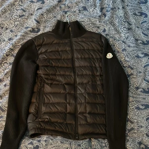Moncler Cardigan  - Säljer en ny cardigan från Moncler, använt några gånger, 10/10 skick inget fel, har NFC skam och allting, men tyvärr inte kvitto därför ingår det ett par rayban glasögon till dig som köper. Passar dig som är 170 cm