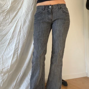 Lågmidjade Brandy Melville byxor - Så himla snygga jeans men har för många, passar till allt, se sista bild för skavank därav lågt pris. Ett pyttelitet hål och trådar men syns knappt
