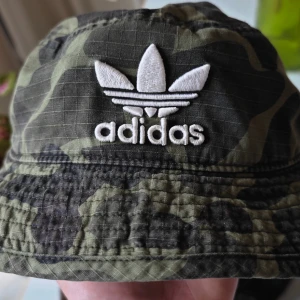 Adidas buckethat - Fint skick. Äkta adidas