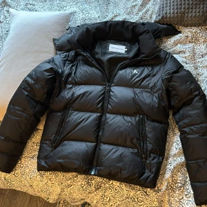 Calvin klein jacka - Väldigt skön och varm vinter jacka (calvin klein) storlek S men passar även M anständig fåtal gånger så alltså nästan ny. Säljer pga för liten