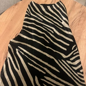 Halterneck topp - Halterneck topp med öppen rygg i zebra mönstrat tyg! Använd 1 gång