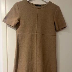 Stickad klänning - Beige kort stickad klänning från zara, använd 1-2 gånger!