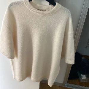 Stickad tröja  - Säljer denna trekvartsärmade tröja ifrån Gina i sånt bra skick och material! Säljer Då den är för liten för mig (har vanligtvis M) den är knappt använt och skicket är som ny💕 köpt gör 299💕