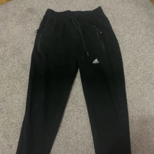 Adidas sweatpants/mjukisbyxor helt nya - Jag säljer mina nya adidas byxor som jag inte vill ha men de är super sköna och vackra för män. Priset kan diskuteras