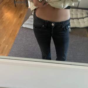 Jeans från Gina i stolek 158, Andvänt max två gånger. Säljer på grund av att dom är för små. Köpte för 349 säljer för 200kr, dom är low waist och bootcut med fickor där bak.