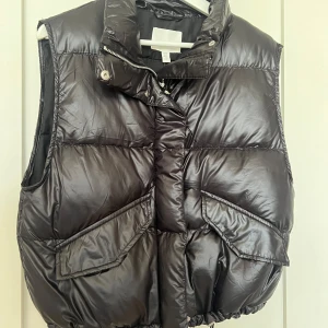 Väst - Säljer denna oanvända väst från H&M i storlek xs