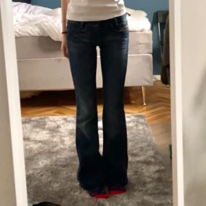 Låmidjade bootcut diesel jeans  - Skitsnygga lågmidjade jeans i bootcut/flare modell. Modellen är vintage med riktigt jeanstyg och små detaljer på fickorna. De är uppsydda till någon 165 cm lång. Lite slitage vid ex bakfickorna (syns på bild 2) annars bra skick. Midjemått ca 68 cm. 