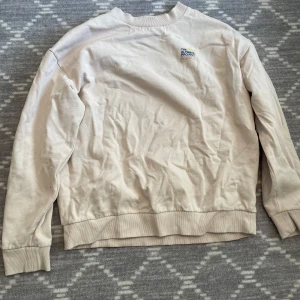 Oversized Sweatshirt - Beige sweatshirt som är lite Oversized, använd ett fåtal gånger men i bra skick