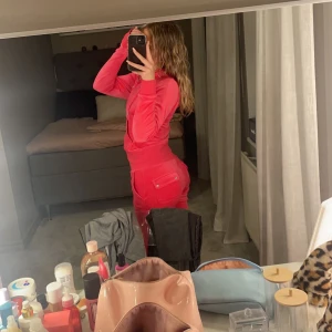 Juicy Couture  - Jag har flera juicy sett att sälja! Finns i rosa, svart, grön, beige Det är xs på byxorna och s på tröjorna 