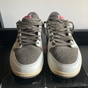 Jordan 1 Travis Scotts - Säljer för jag har ingen användning av dem längre. Kommer inte med original box. Pris kan diskuteras!