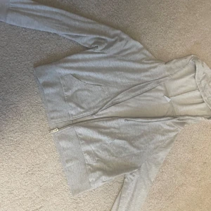 Skön och snygg hoodie - Snygg hoodie som jag säljer eftersom jag aldrig använder den💞 Använt typ 3 ggr så den är i fint skick