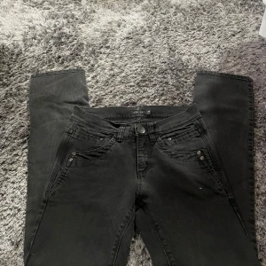Svarta jeans från Lindex - Säljer ett par svarta jeans från Lindex i storlek 36. De har en klassisk femficksdesign med knapp och dragkedja framtill. Perfekta för både vardag och fest!