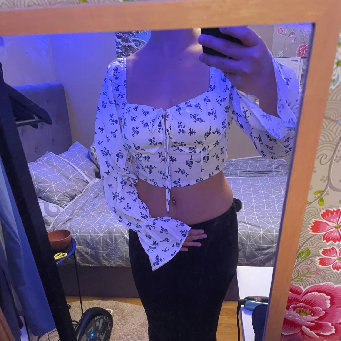 Vit blommig croppad topp