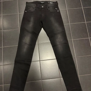 Replay anbass - Säljer mina svarta replay jeans. Storlek 29/34 Väldigt bra skicka bara använda fåtal gånger.