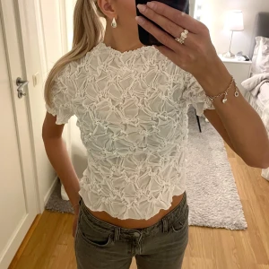 Vit topp - Supersöt och snygg topp. Passar till alla tillfällen. Den kommer tyvärr inte till användning för mig därav är den i nyskick🤍Hör av dig vid frågor🤍