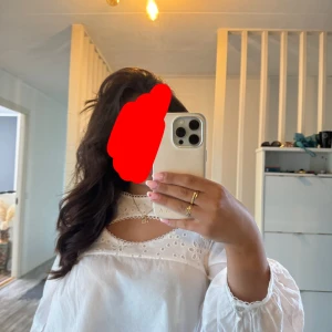 Zara blouse - Säljer en supergullig topp frm Zara, använd 4-5 gånger. Inga defekter, men behöver strykas regelbundet. Storlek S❤️