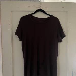 Brun t-shirt från L.O.G.G. - Säljer en enkel och stilren brun t-shirt från L.O.G.G. i storlek XL. Perfekt för vardagsbruk med sin mjuka bomullskvalitet och korta ärmar. Passar bra till både jeans och shorts!