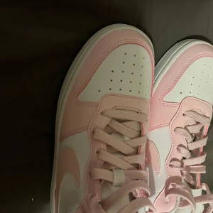 Rosa Nike skor - Jätte söta rosa Nike air force. Aldrig använda 