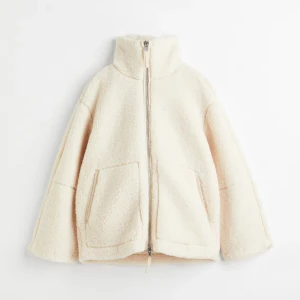 Hm Teddy jacka  - Helt oanvänd med lappar kvar, säljer då jag tycker den satt för stort💞