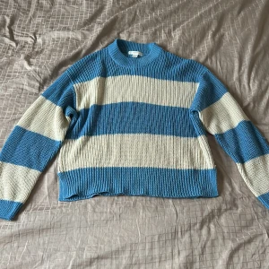 Stickad tröja💞 -  Storlek 146/152 väldigt skönt plagg, köpt från Gina tricot, bra skick och ungefär använt 5 gånger💞 Inga fläckar och inga täcken på att den är använd  