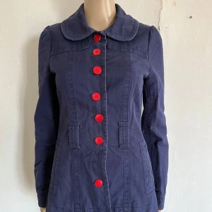 Jacka höst vår - En knapp saknas