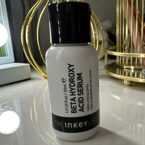Beta hydroxy acid serum - Jag säljer den eftersom den inte passade min hud jag har väldigt känslig hud annars är den jättebra och hjälper mot acne och spots. Den är använd bara en gång 🩷 Köpt för 220 Vi kan även mötas upp ❤️❤️