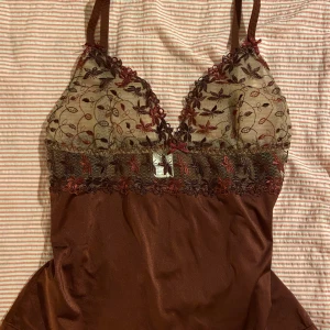 Floral Top - Super cute linne med massor av blommor. Storleken är L men den sitter som en M💗